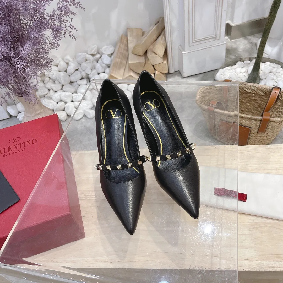 💕💕Factory direct selling price p440💕💕 Genuine leather sole +40 🆕Valentino. Valentino👑👑Latest series in the counter, the highest version, perfect details, very eye-catching catwalk series launched, V family’s hot rivet elements, luxurious and gorgeous! Various colors can be matched with beautiful clothes in spring and summer. There are many choices🎉🎉Exquisite and durable. It is copied at 1:1 of the original product. The upper foot is very pedicure-like. The key point is that it is very good and easy to control. It does not grind the feet and does not tire the feet. It is a walking artifact. The last shape is completely compared to the counter. The details are perfect. Without the original version, it would not be so exquisite! (Note! The heel shape and height are exclusively molded according to the original version, and are not randomly substituted by the market🐂) The color and texture of the fasteners are consistent with the original version! 🔺Fabric: Imported sheepskin, 🔺Lining: According to the original high-gloss imported sheepskin lining 🔺6 colors to choose from: black ➕black belt, black ➕white belt, pink, burgundy, white, apricot 🔺Number of yards: 35 to 42 yards (42 yards are not exchanged) 🔺Heel height: 7cm Rubber sole Genuine leather sole +40